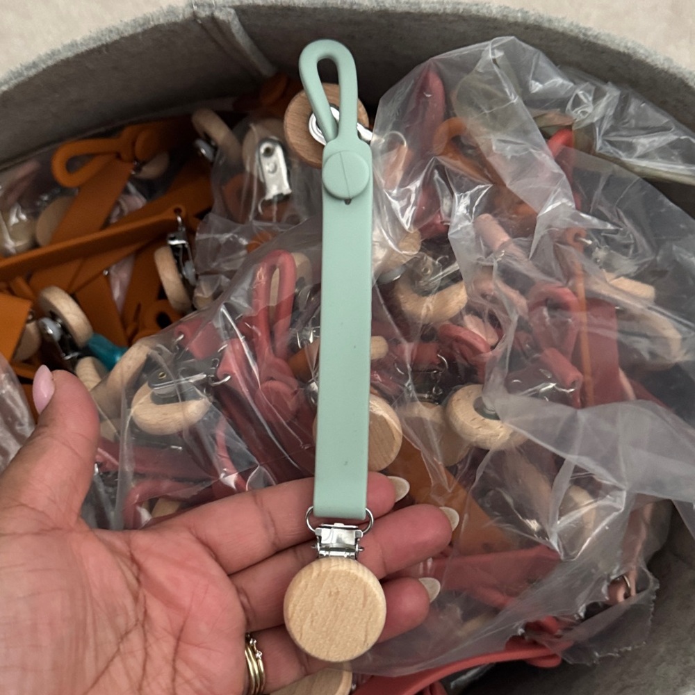 Wholesale pacifier clip silicone.